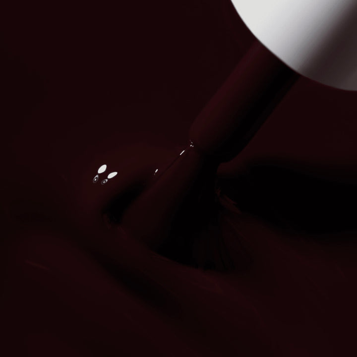 Textura del esmalte semipermanente Dark Romance, burdeos profundo de acabado brillante