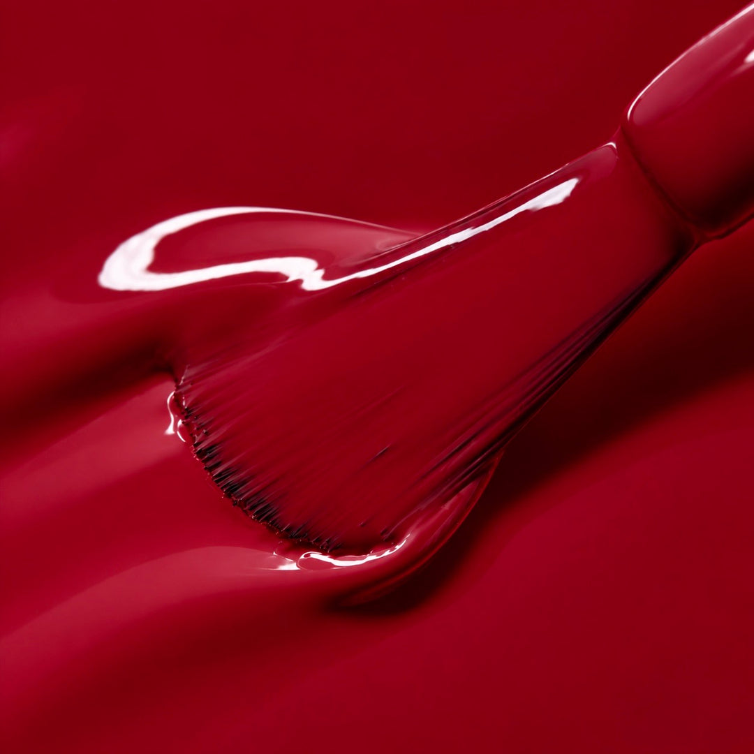Textura del esmalte semipermanente Marsala, rojo vino profundo y brillante